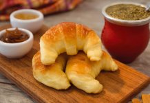 Medialunas croissant-like pastry